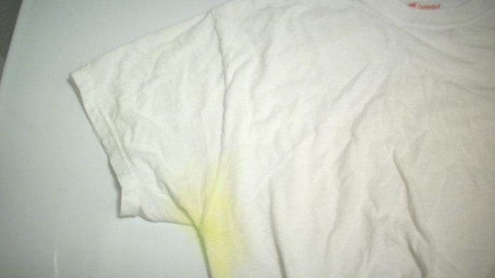 Baju putih adalah simbol kesegaran, kerapian, dan kesan elegan yang tak lekang oleh waktu. Namun, seiring pemakaian dan pencucian berulang, warna putih pada pakaian sering kali berubah menjadi kusam atau bahkan menguning. Hal ini bisa disebabkan oleh berbagai faktor, mulai dari keringat, paparan sinar matahari, deterjen yang tidak cocok, hingga cara mencuci yang kurang tepat.