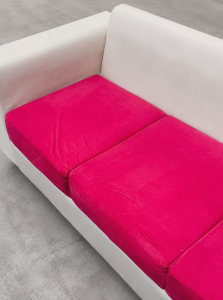 Sofa merah muda yang telah dibersihkan dengan tampilan lebih bersih dan segar.