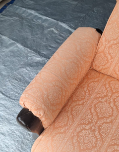 Sandaran tangan sofa yang sudah bersih setelah proses pembersihan.