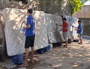 Tim profesional diracre melakukan detailing pada springbed