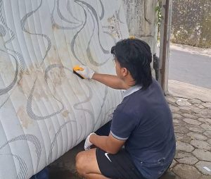 Cuci springbed semarang membersihkan noda membandel pada kasur